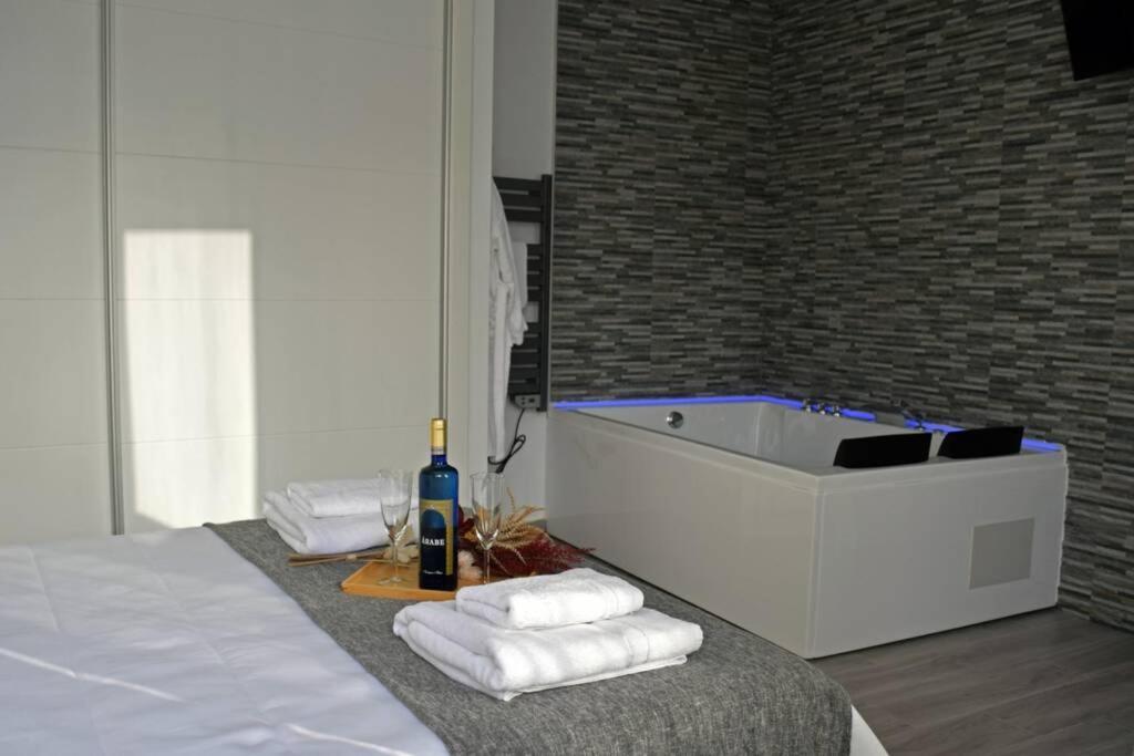 Alojamientos Lola, Suite Con Jacuzzi Benalup-Casas Viejas ภายนอก รูปภาพ
